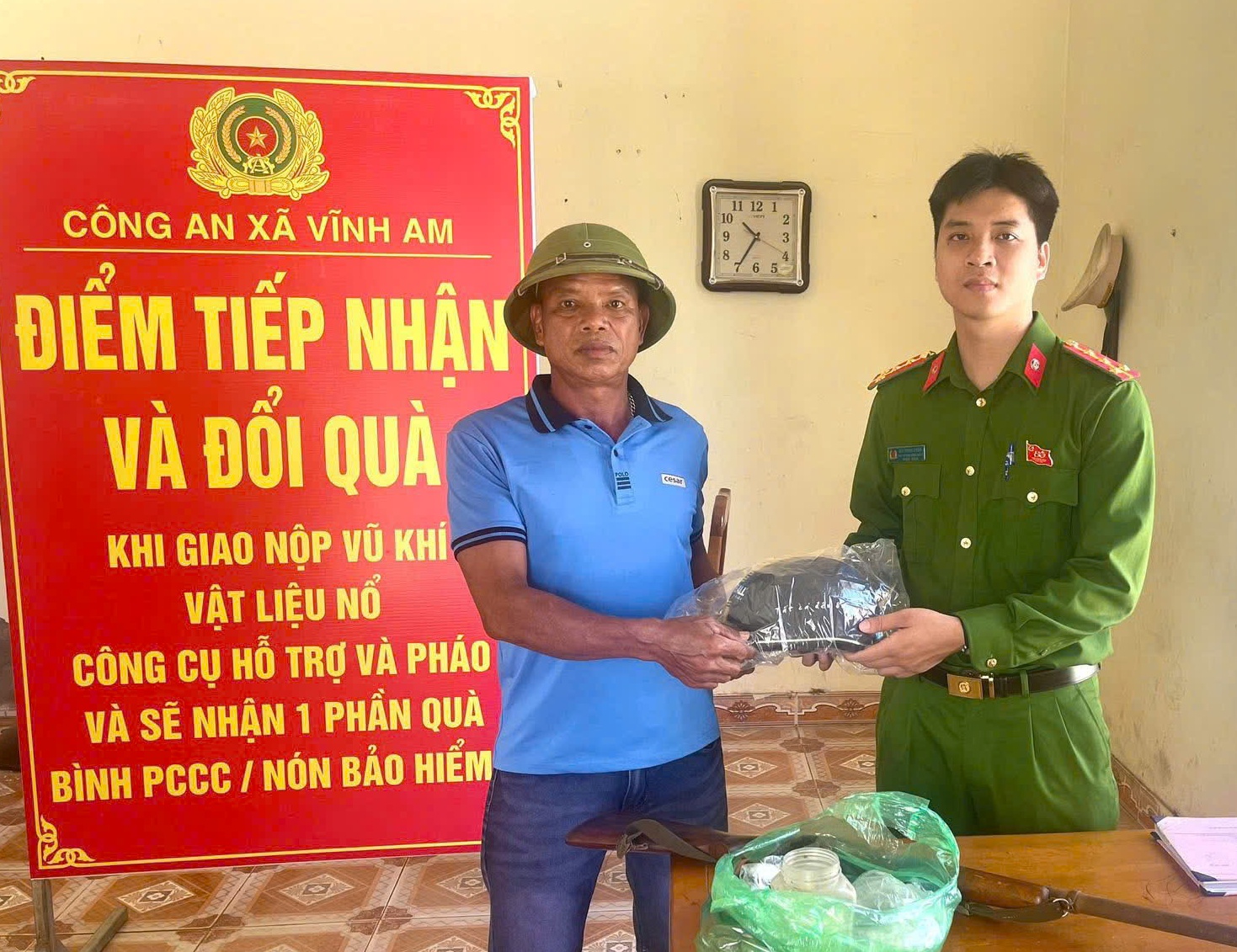 Công an xã Vĩnh Am vận động thu hồi 02 khẩu súng và 30 viên đạn